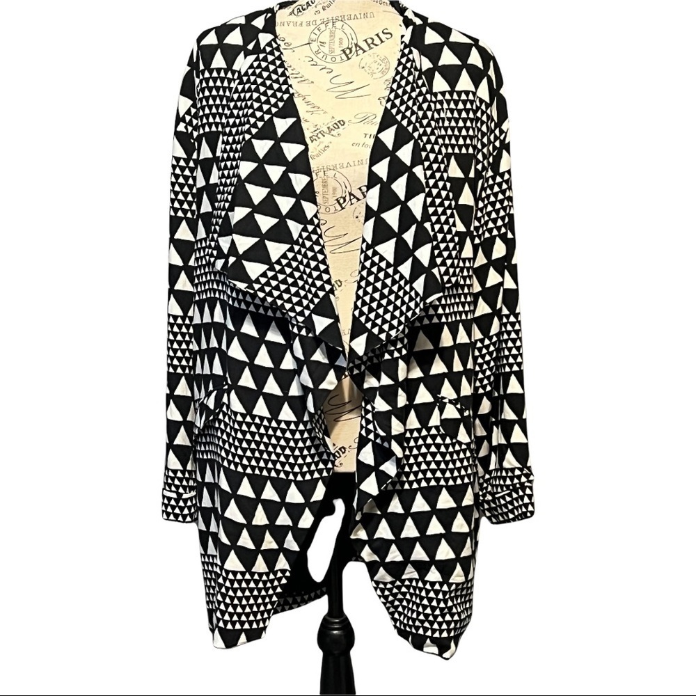 MinkPink Sparks Fly Cardigan M Black White Geometric Print Draped Open - Picture 3 of 7